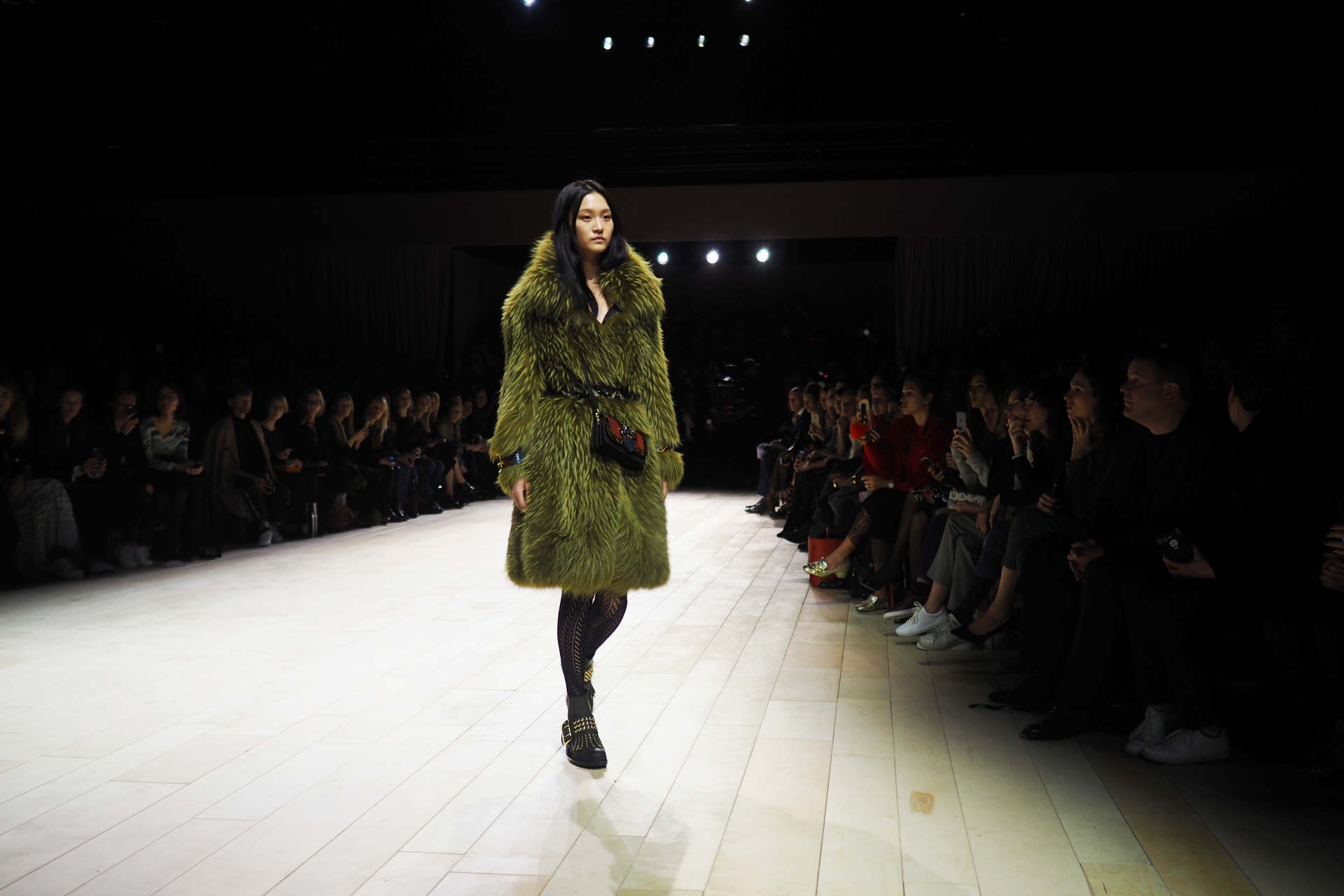 OLYMPUS DIGITAL CAMERA burberry london fashion week autumn winter 2016 a/w16 inthefrow