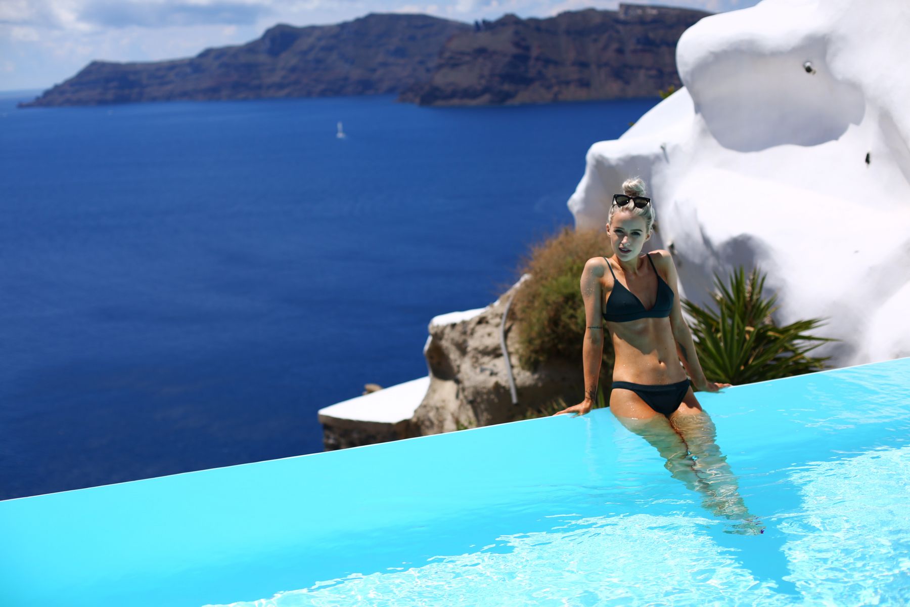 5G5A2307 Santorini Reiss Outfits: Bikini Daytime to Evening / Inthefrow